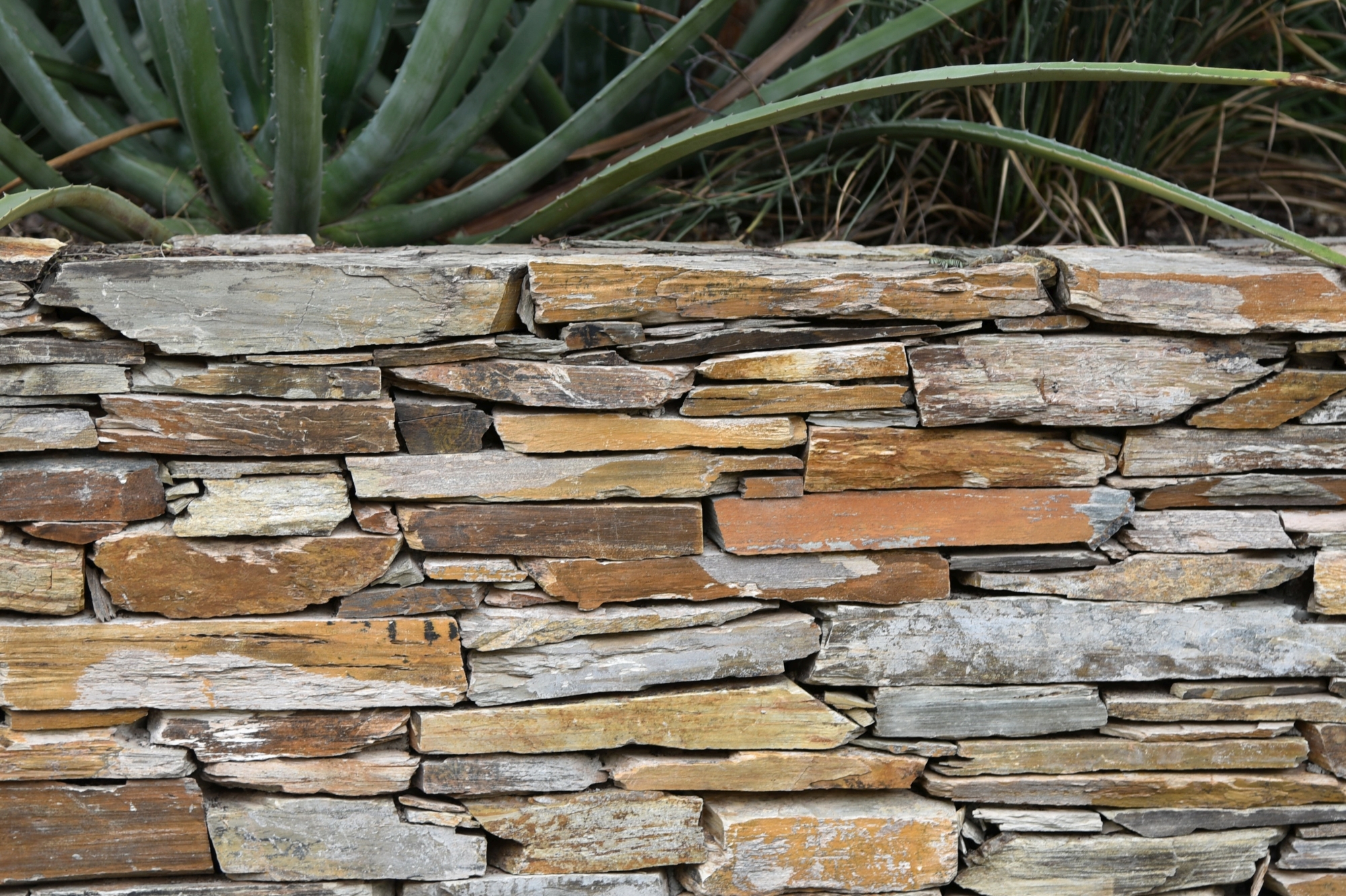 Natural flagstone retaining wall